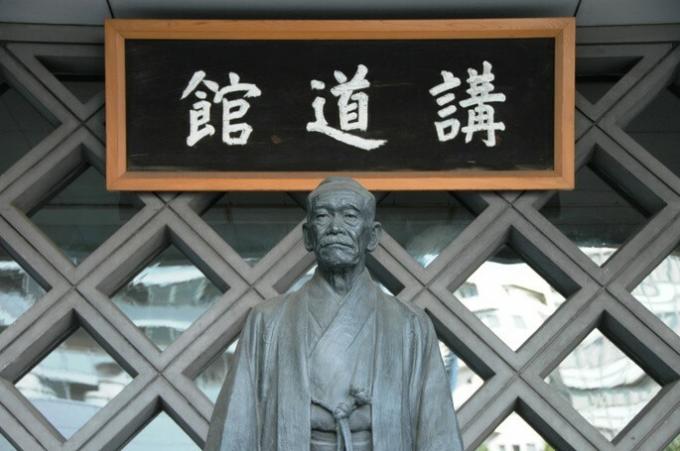 Јигоро Кано, статуа у Јапану