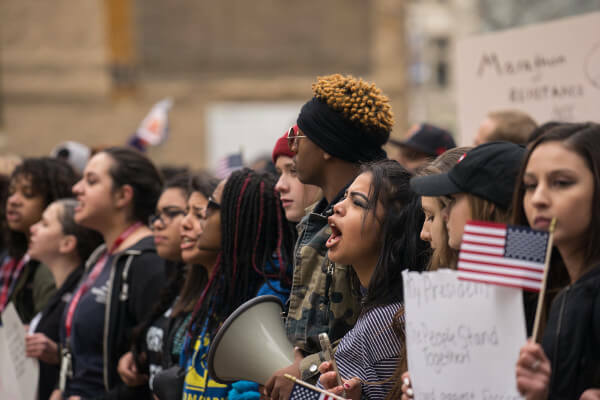 Protestēšana pret Donaldu Trampu, pašreizējo ASV prezidentu, viņa inaugurācijas dienā. Mūsdienu demokrātija nosaka vienlīdzīgu attieksmi pret visiem.