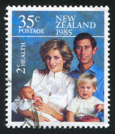 На марке, напечатанной в Новой Зеландии, изображены принцесса Диана и принцы Чарльз, Уильям и Гарри в 1985 году. [2]