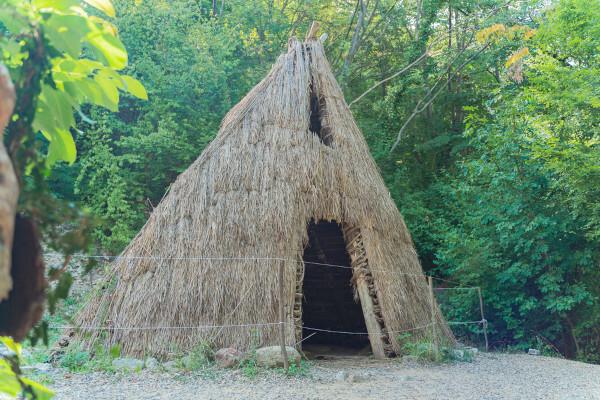 Hominider begynte å bosette seg på ett sted å bo i mesolittiske perioden og begynte å bygge de første husene. 