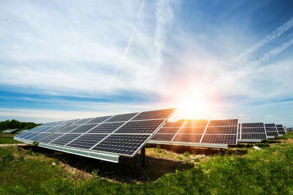 Sonnenkollektoren zur Stromerzeugung.