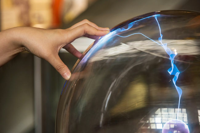 Plazma küre kubbesindeki iyonize gazlar, merkezi elektrot tarafından hızlandırıldığında görünür ışık yayar.