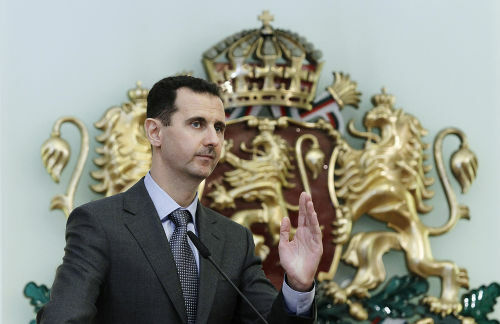 دكتاتور سوريا ، بشار الأسد ، يسعى إلى الحفاظ على زمام الأمور في البلاد. ** 
