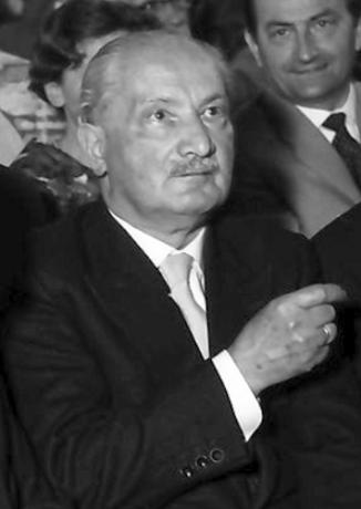 Martin Heidegger a influențat existențialismul și hermeneutica. [1]