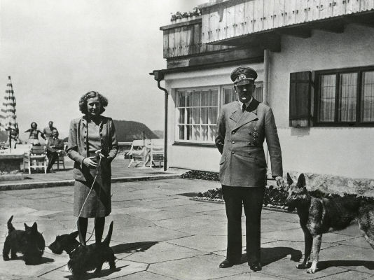 Dagen før de begikk selvmord, ble Hitler og Eva Braun gift. [2]