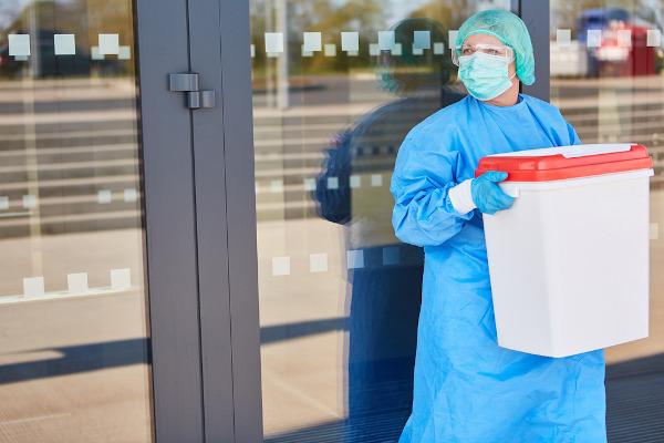  ドナーから取り出されると、臓器はすぐにレシピエントに運ばれます。