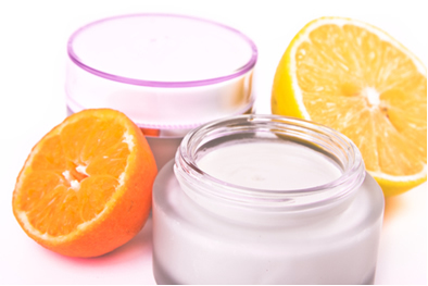 La vitamina C viene utilizzata nei cosmetici per proteggere dai radicali liberi e dai raggi UV. 