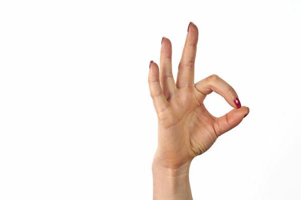 В останні роки рукотворний знак «ОК» був привласнений супермайстрами і перетворений на расистський жест.