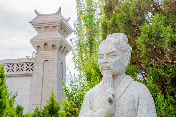 Sculptură de Confucius, înțelept chinez din secolul al VI-lea î.Hr. Ç. care a formulat doctrine filosofice și morale.