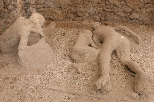 Néhány megkövesedett test Pompei városából.