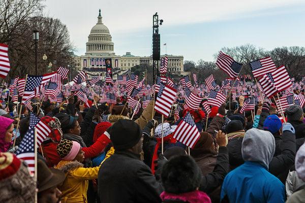 Хора, държащи знамена пред Белия дом, в САЩ, официалната резиденция на държавния глава.