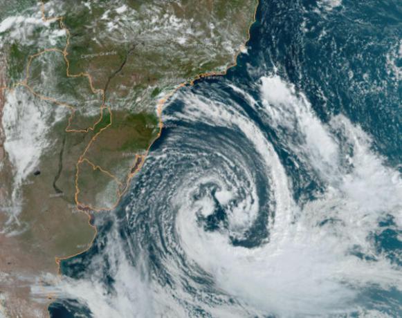 Satellitbild visar en extratropisk cyklon som närmar sig den brasilianska kusten i april 2023.