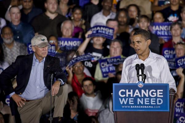  Džo Baidens līdzās Barakam Obamam, kurš runā 2008. gada prezidenta vēlēšanu kampaņas laikā.[3]