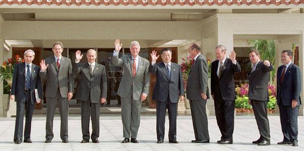 Lídri krajín G8 a Európskej únie počas summitu, ktorý sa konal v roku 2000 v Japonsku. [2]