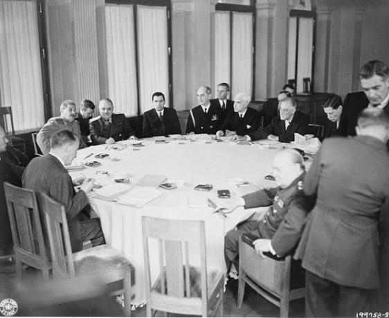 Les dirigeants se sont réunis autour d'une table lors de la conférence de Yalta.