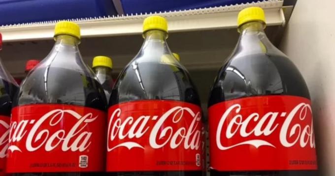 Coca-Cola med gult låg: du vil blive OVERRASKET over betydningen af ​​dette produkt