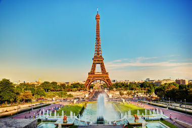 Eiffeltoren, een van de ansichtkaarten van de stad Parijs