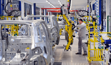 Automobiļu rūpniecībā pašlaik tiek nodarbināts mazāk darbinieku, kuriem ir nepieciešama kvalifikācija ¹