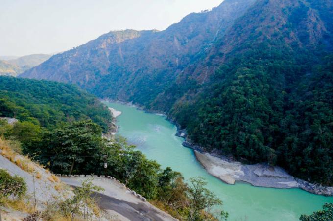 Ganges-joki kulkee Himalajan vuorten läpi.