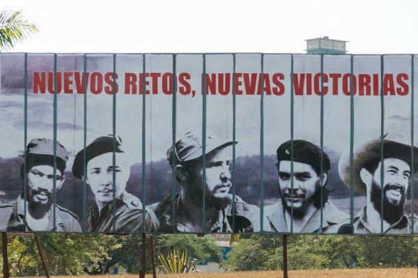 Пропаганда в Куба, оценяваща великите имена на Кубинската революция. Раул Кастро е втори отляво надясно. [2]