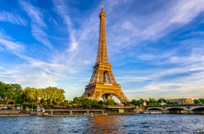 Parīzē ir viens no slavenākajiem pieminekļiem pasaulē: Eifeļa tornis.