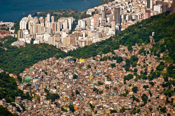 Rocinha favela ، الواقعة في ريو دي جانيرو ، هي أكبر فافيلا في البرازيل.