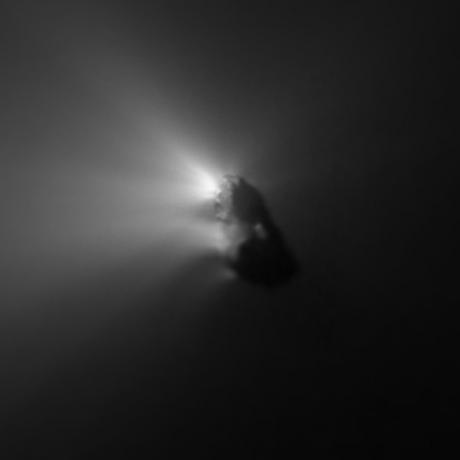 Zdjęcie komety Halleya wykonane przez sondę ESA Giotto podczas jej bliskiego przelotu nad Ziemią w 1986 roku. [1]