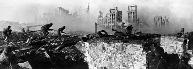 Soldați care luptă la Stalingrad, într-una dintre principalele bătălii din cel de-al Doilea Război Mondial. 