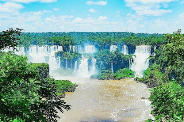 Slapovi Foz do Iguaçu v Parani. [1]