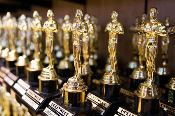 De Oscar werd officieel opgericht in 1927 en vond zijn eerste ceremonie in Los Angeles in 1929.[1]