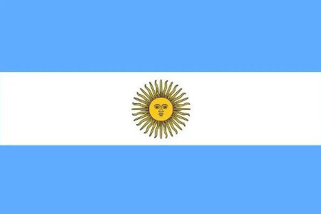 Argentína zászlaja, fehér és kék színben, sárga nappal a közepén. 