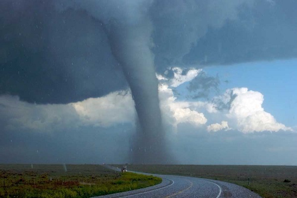Tornado about 4 km long that passed through the state of Oklahoma