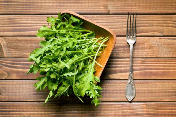 Rucola kan rauw in salades worden gegeten.
