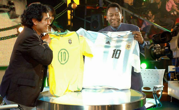 Pelé dan Maradona bersama dalam sebuah acara TV, pada tahun 2005.7
