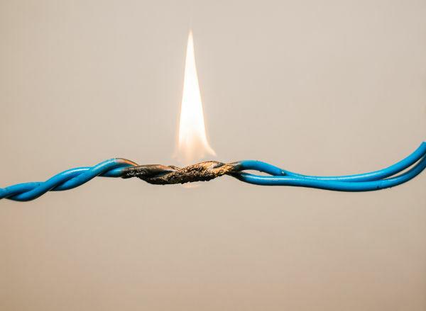 Kratki spojevi uzrokuju naglo povišenje temperature žice i mogu izazvati požar.