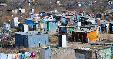 Zona de locuințe necorespunzătoare în Johannesburg, Africa de Sud