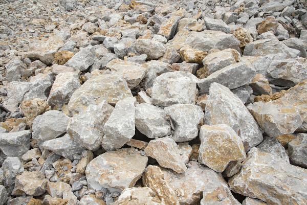 الحجر الجيري ، مثال على الموارد المعدنية غير المعدنية ، فوق بعضها البعض.