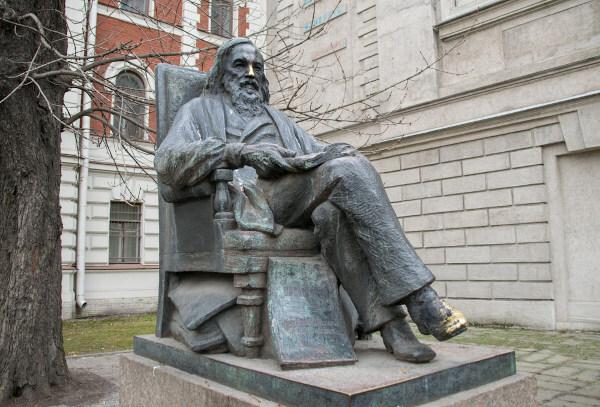 Monument til skaperen av det periodiske system, Dmitri Mendeleev, i St. Petersburg, Russland. [1]