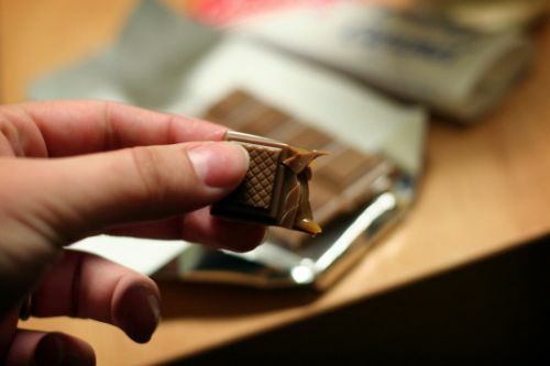 dłoń trzymająca czekoladę