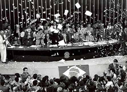 Oslava vyhlásenia národnej ústavy v októbri 1988 na plenárnom zasadaní Národného kongresu. *