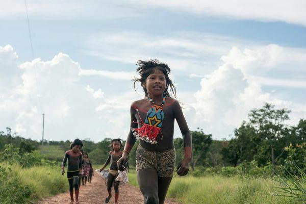원주민 영토에서 걷는 원주민 어린이
