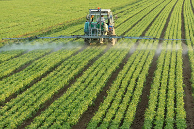 Utilizarea pesticidelor (pesticidelor) și a îngrășămintelor pentru sol este un exemplu de tehnici de modernizare agricolă