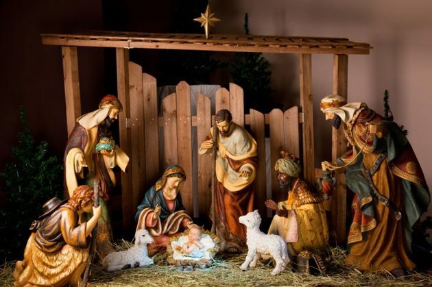 Julkrubba som representerar födelseplatsen av Jesusbarnet