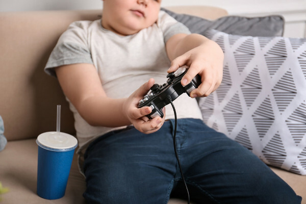 Spending a lot of time playing video games or watching TV can collaborate with the development of overweight, since they are activities that do not generate caloric expenditure.