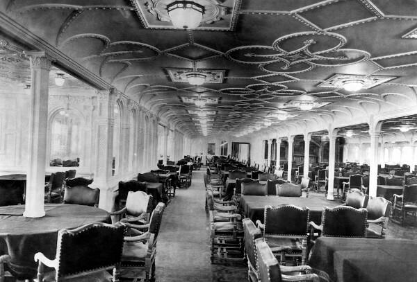 Stoły i krzesła w jadalni na statku RMS Titanic.
