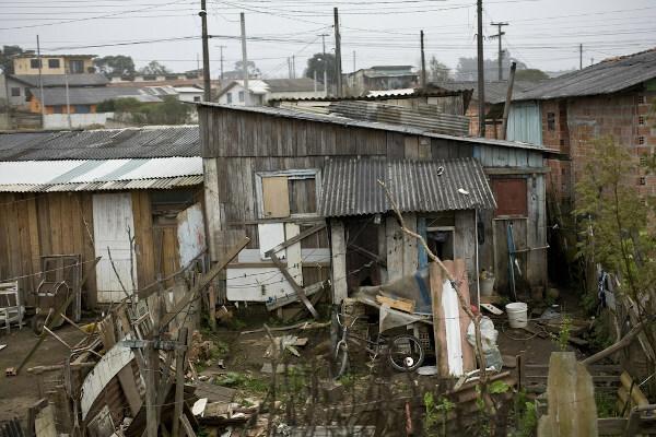 Pomanjkanje dostopa do osnovnih storitev, kot so sanitarne storitve, je eden od odločilnih dejavnikov revščine.