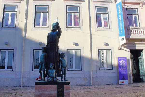 تمثال في لشبونة يمثل الأب أنطونيو فييرا محاطًا بأطفال السكان الأصليين. [1]