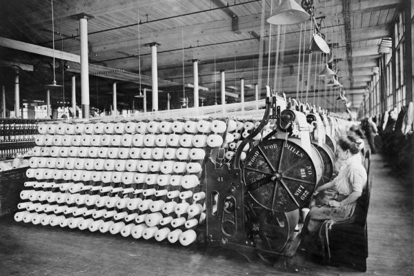 Първата област, която се развива с индустриалната революция, е текстилната индустрия.