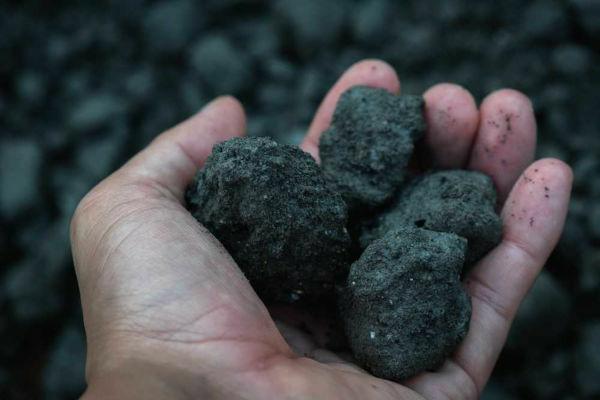 Kömür, elektrik üretimi için kullanılan bir fosil yakıt türüdür.