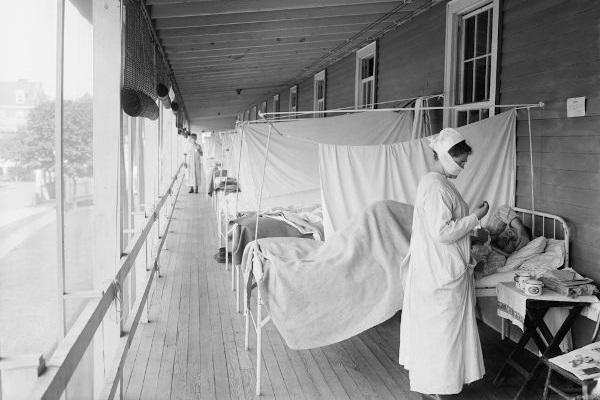 Tanto en Brasil como en otras partes del mundo, fue necesario improvisar camas para ayudar a todos los que contrajeron la gripe española.